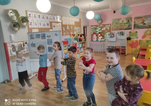 Dzieci próbują tańczyć zorbę.